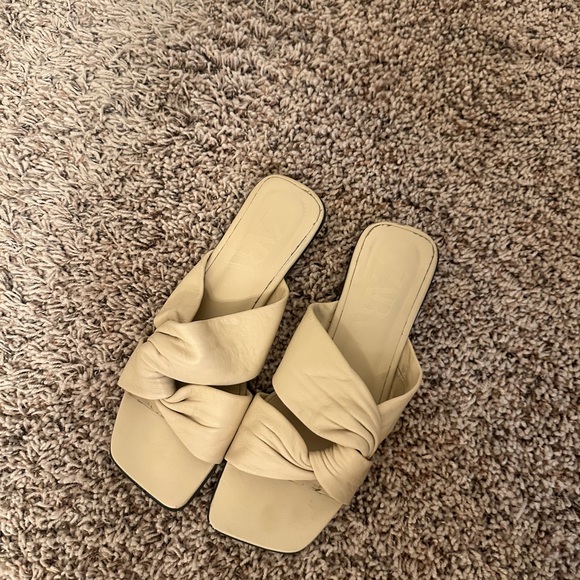 Zara Women's Tan Beige Leather Knotted Slide Sandals - Picture 2 of 4